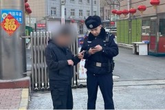 民警巡逻中捡到手机并迅速归还失主